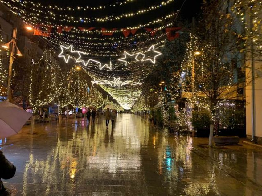 Në sheshet e Prishtinës atmosferë festive, ndezen dritat