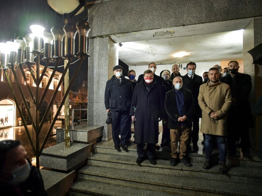 Kryeministri Kurti merr pjesë në Festivalin e Dritës, Hannukkah