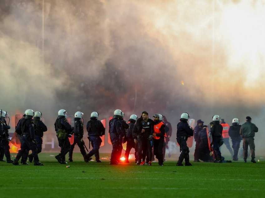 Derbi i Selanikut kthehet në arenë lufte. Tifozët hyjnë në fushë