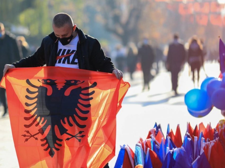 Shqiptarët presin me vite për shtetësi të Kosovës ose Shqipërisë