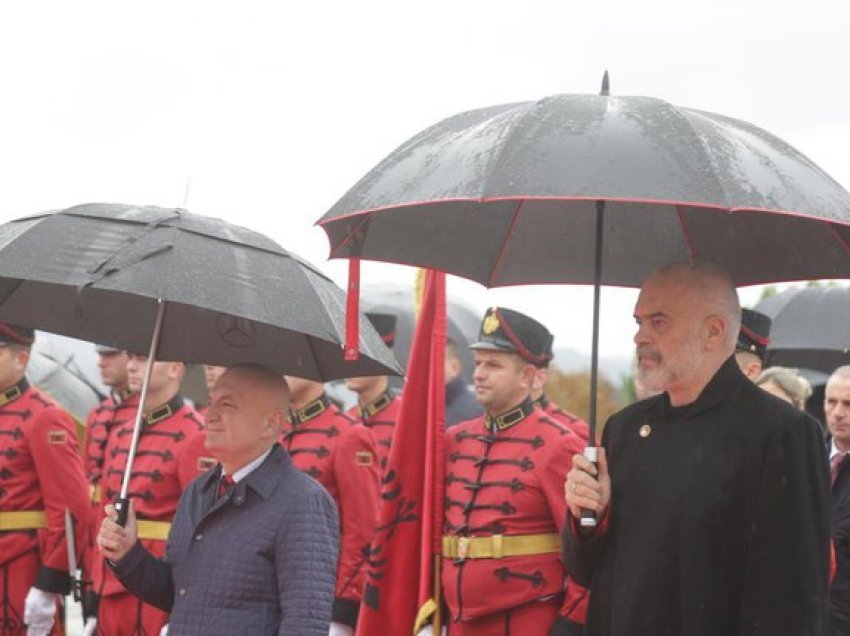 Opozita e festoi dje/ Mazhoranca përkujton Ditën e Çlirimit, Ramën e nderojnë me grusht...çfarë nuk patë në ceremoninë zyrtare