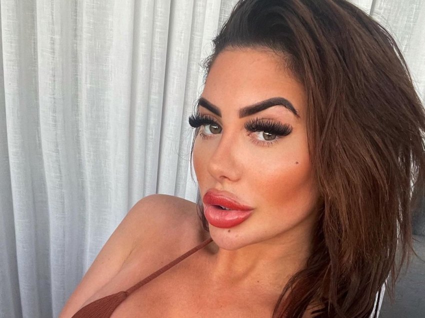 Chloe Ferry ekspozon të pasmet e saj