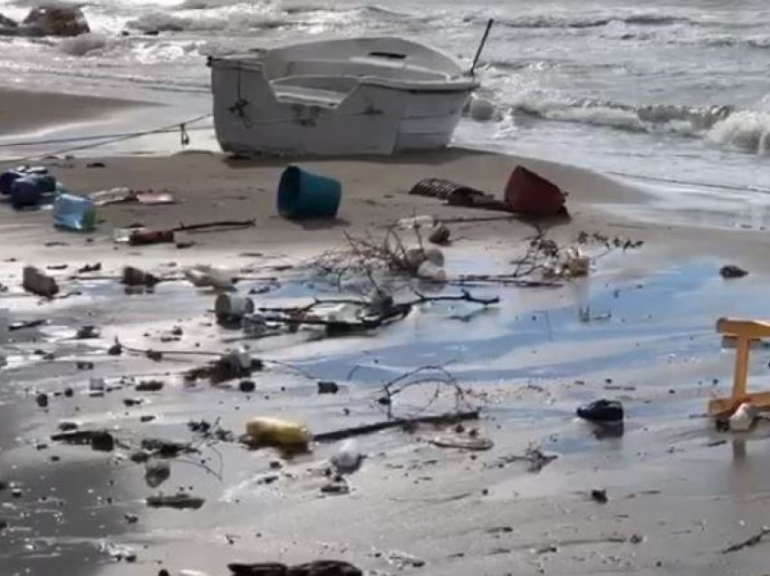 Dallgët i nxjerrin në breg, mbetjet “pushtojnë” Lungomaren