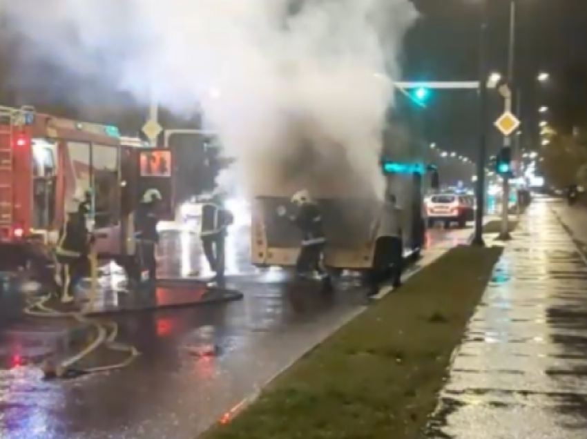 Një autobus përfshihet nga flakët, në Aerodrom të Shkupit