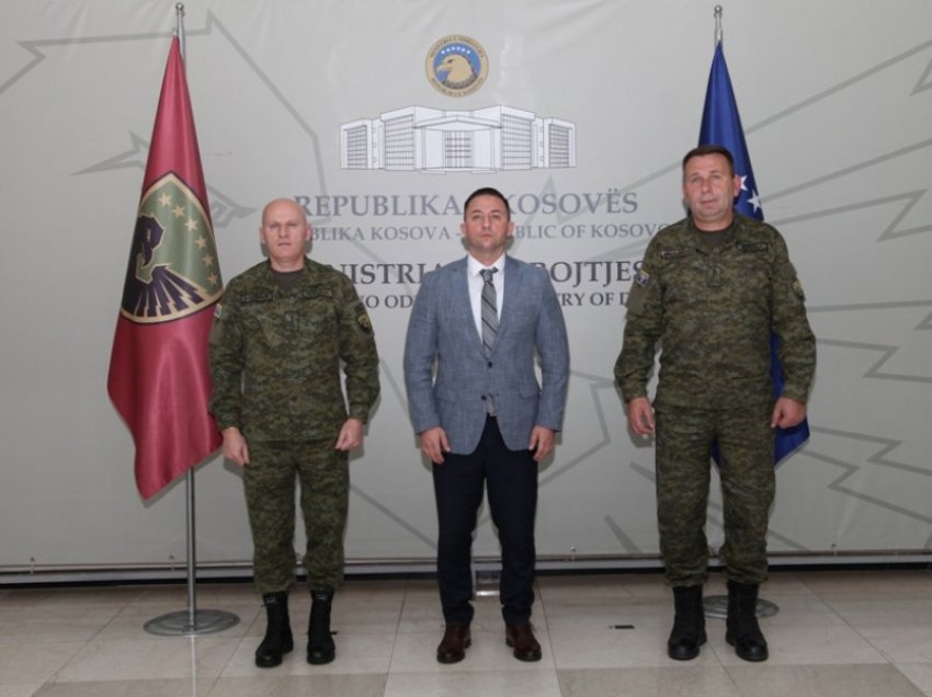 Publikohet momenti prekës kur Bashkim Jashari që sot u bë komandant i FSK-së kishte pritur burrat e familjes Jashari