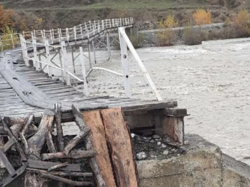 Reshjet e dendura të shiut izolojnë disa fshatra! Probleme dhe me rrëshqitjen e dherave në rrugë