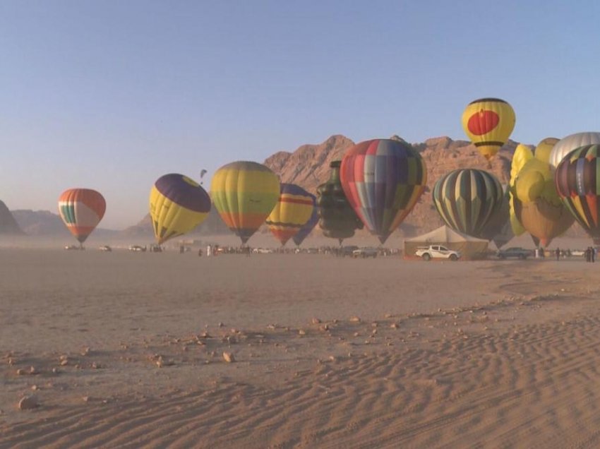 Mbahet festivali i parë i balonave me ajër