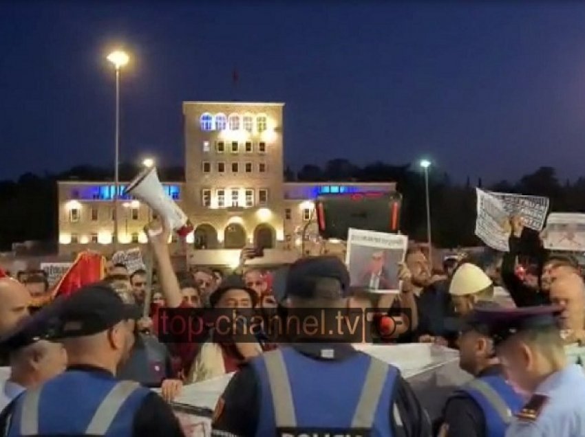 “Jo vaksinimit të detyrueshëm”/ Protestuesit i bëjnë thirrje policisë: Zgjohuni nga gjumi!