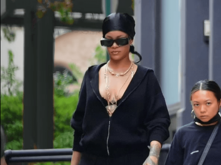 Rihanna shfaqet pa grim gjatë një dalje në qytetin e New York-ut