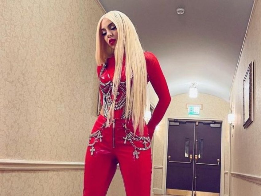 Ava Max bëhet gati për performancën në Los Angeles, duket mahnitëse e veshur e tëra në të kuqe