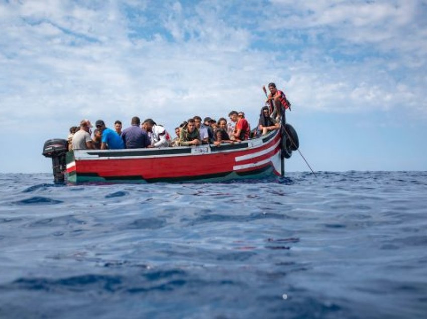 Policia franceze hap zjarr mbi gomonen me emigrantë