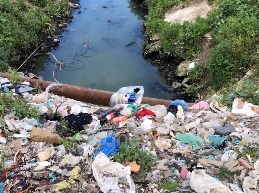 Kush u vuri zjarrin mbeturinave në Vlorë? Bashkia akuzon banorët, banorët punonjësit e bashkisë