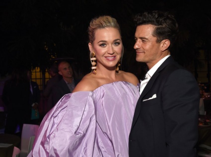 Orlando Bloom nxiton në skenë për të zbërthyer fustanin e të fejuarës Katy Perry, pasi ajo zbuloi se nuk mund të merrte frymë