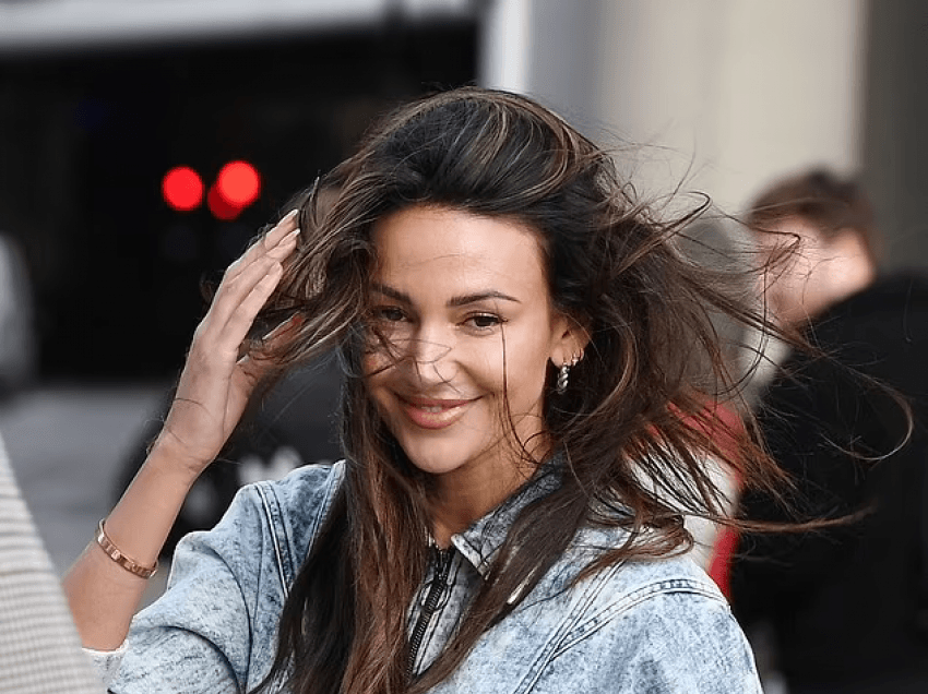 Michelle Keegan mezi mban flokët