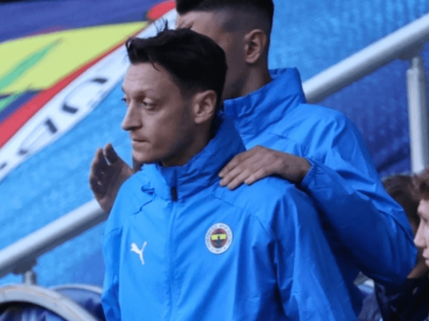 Ozil hodhi jelekun e stërvtitjes në drejtim të trajnerit të Fenerbahces