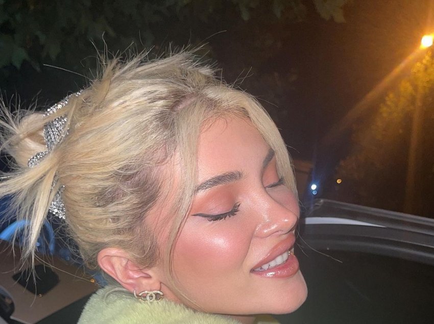 Era Istrefi poston një foto të “nxehtë” pas kthimit të Instagramit