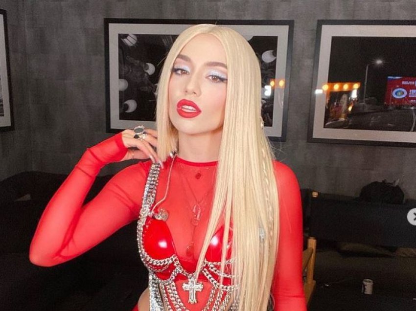 Ava Max shfaqet seksi në të kuqe