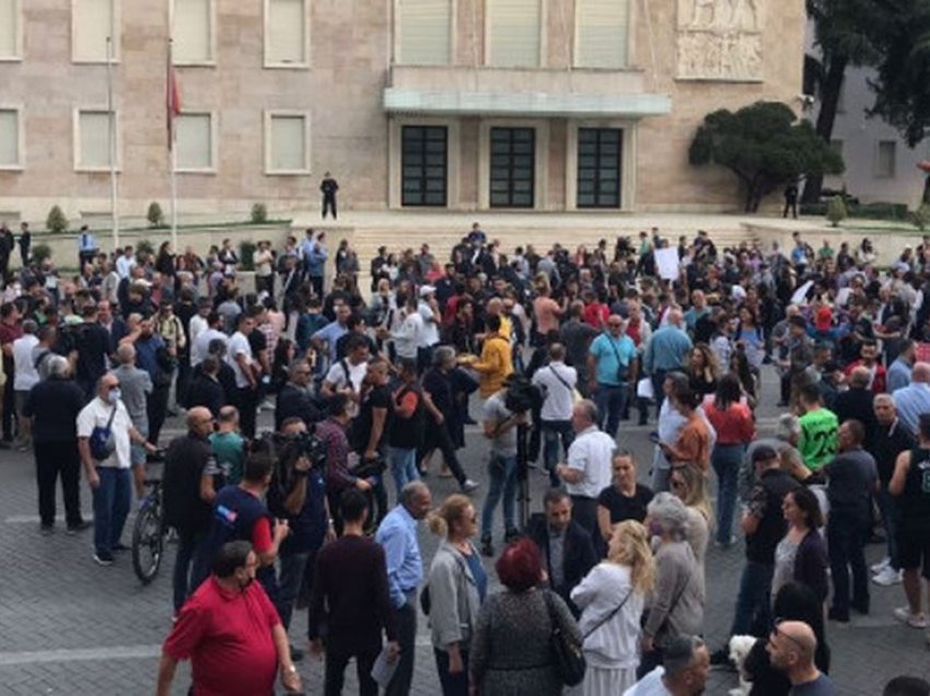 Incident para Kryeministrisë, kush është protestuesi që nuk u pranua nga qytetarët