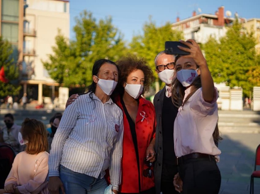 Vitia takohet me gra dhe vajza në kryeqytet, në muajin për ndërgjegjësimin ndaj kancerit të gjirit