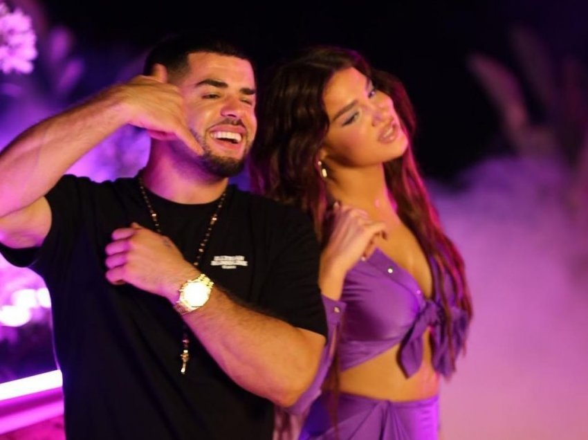 Del video: Noizy e puthë Dhuratën në skenë