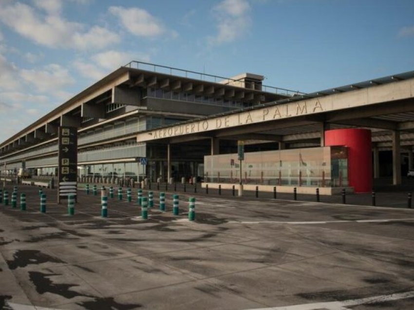 Për shkak të hirit mbyllet aeroporti në La Palma