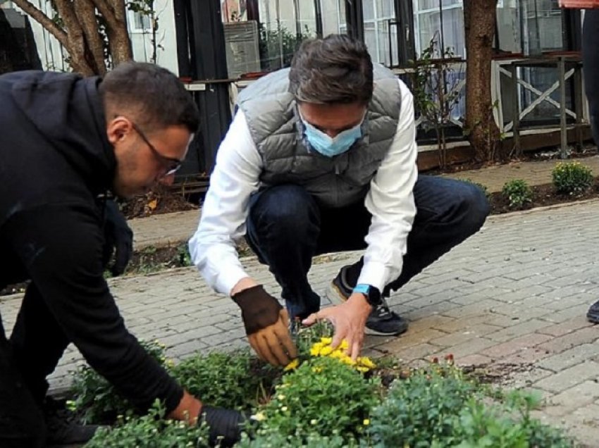 Uran Ismaili bashkë me qytetarë ndreqin një park në Arbëri