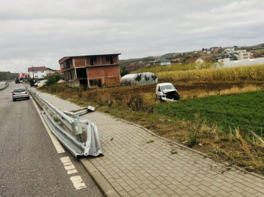 Aksident i rëndë në Skenderaj, vetura përfundon në ara