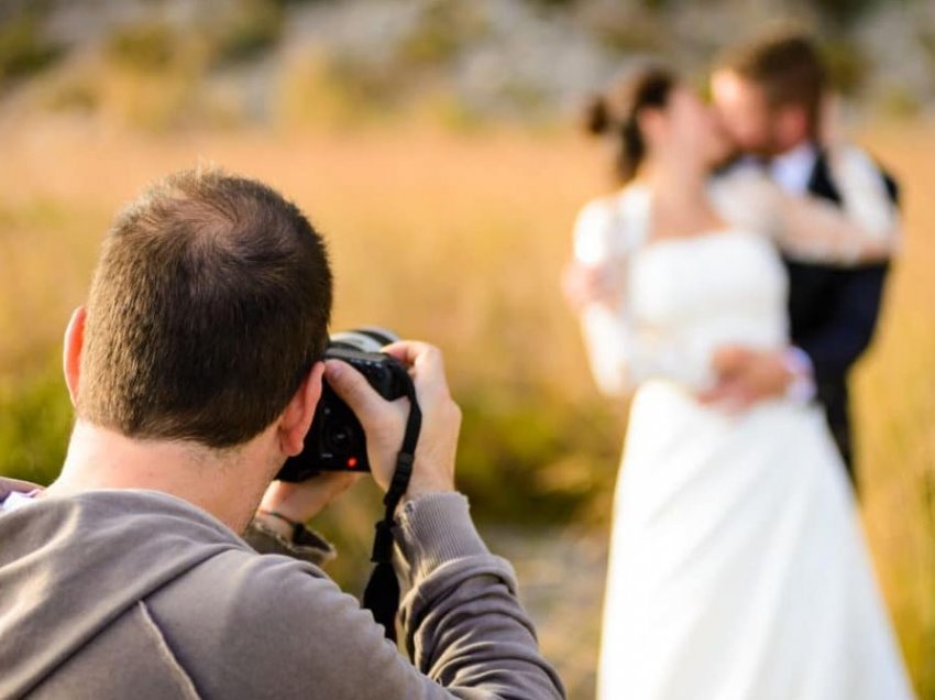 Nuk e lanë të hajë, fotografi fshin të gjitha fotot e dasmës