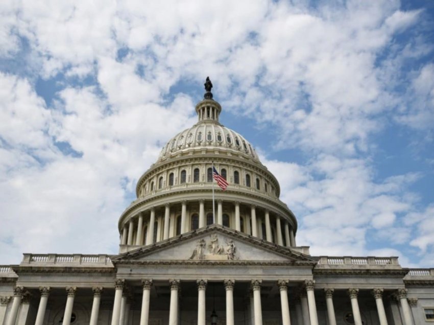 Senati amerikan voton për rritjen e tavanit të borxhit