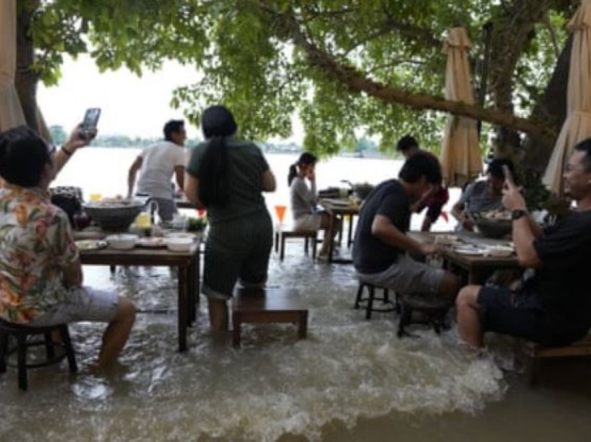 Ky restorant ka gjetur një zgjidhje të çuditshme për të afruar klientët