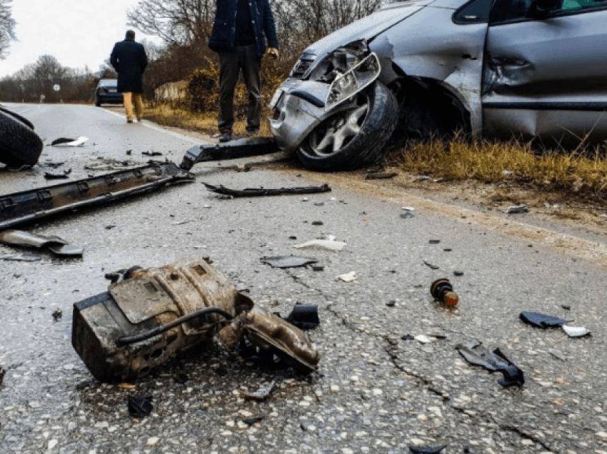 Makina del nga rruga në Këlcyrë, plagoset babai i shoferit