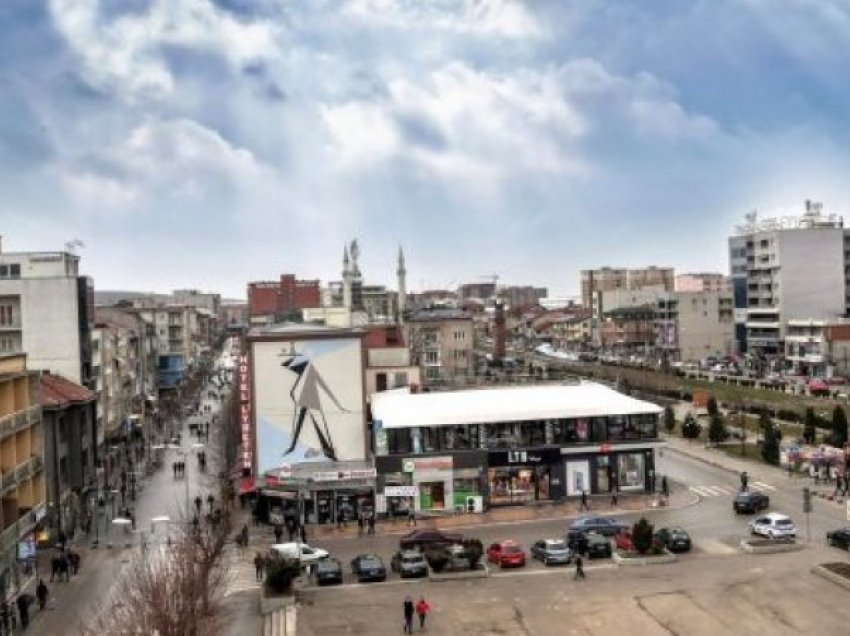 Një mashkull raporton në polici se është rrahur nga një femër