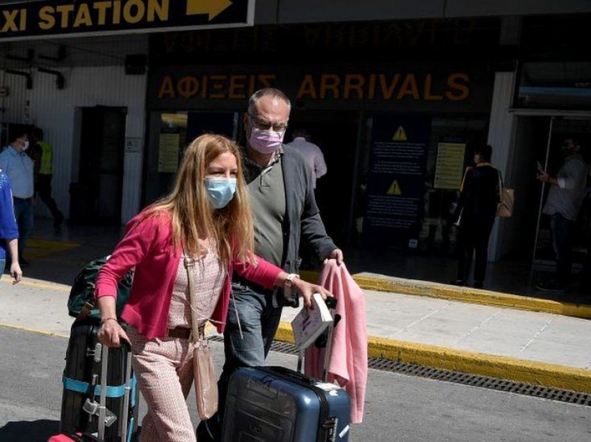 Nata e parë e lirisë totale për të vaksinuarit në Greqi, fillojnë kontrollet e skanimet për të tjerët