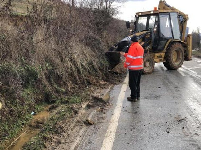 ARRSH: Reshjet kanë shkaktuar rënie gurësh në rrugë, qarkullimi pa probleme