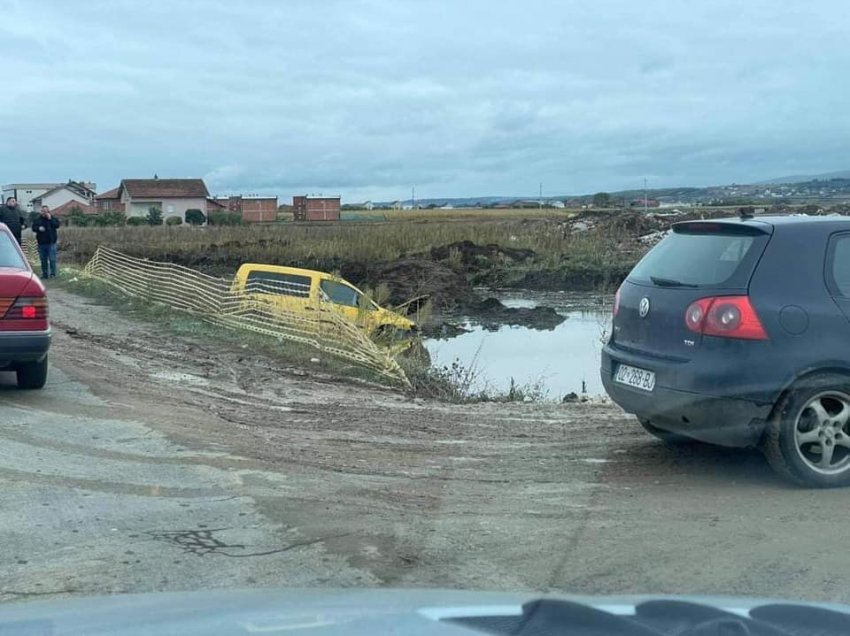 Aksident në Vushtrri, vetura përfundon në kanal