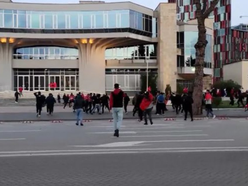 Plas sherri para ndeshjes, tifozët shqiptarë përleshen me ata polak