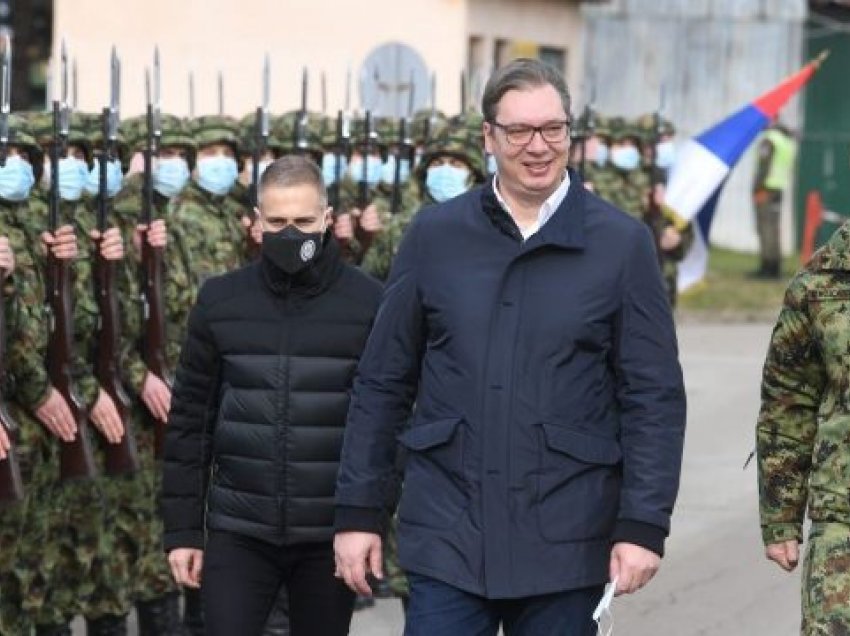 “Të nisemi drejt për në Kosovë”, dalin pamjet se si xhandarmëria serbe këndoi para Vuçiqit