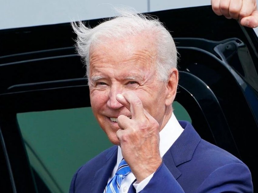 Bie mbështetja e publikut për Presidentin Biden