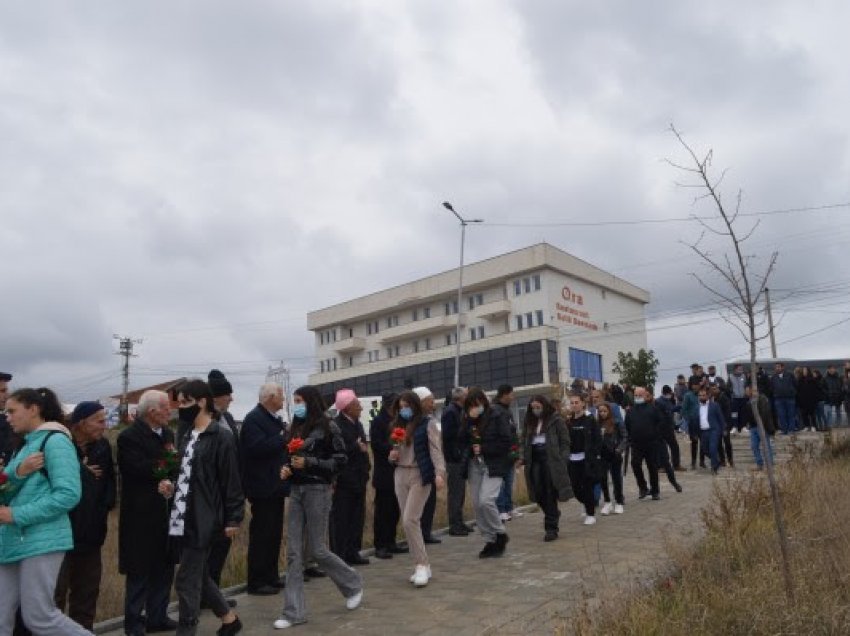 Përkujtohen 15 maturantët e Malishevës që humbën jetën në tragjedinë e Fushë Arrëzit