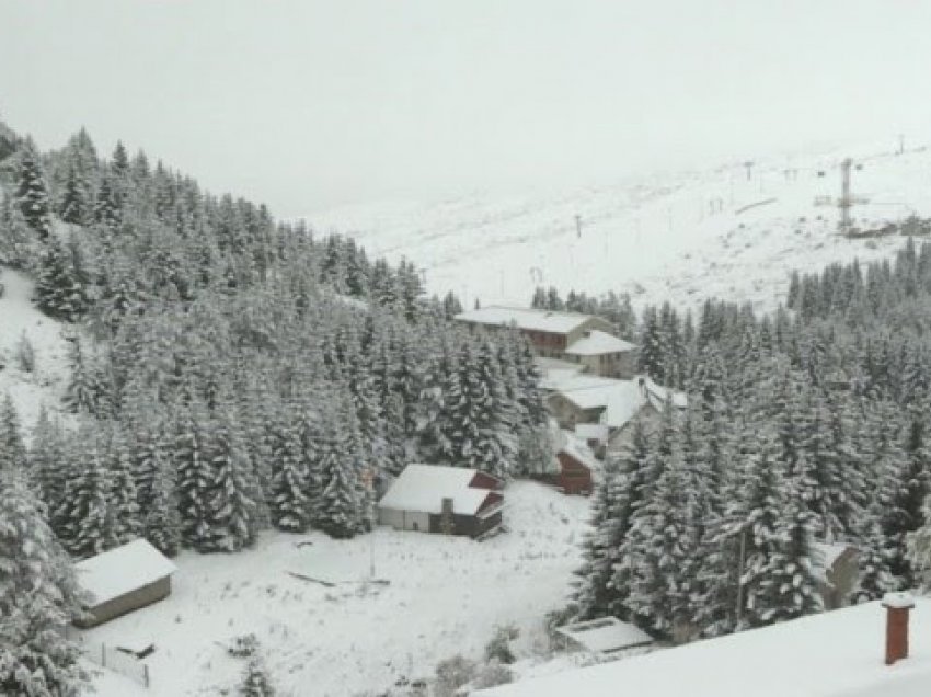 Bora kaplon Maqedoninë Veriore, shtresa arrin deri në 15 centimetra