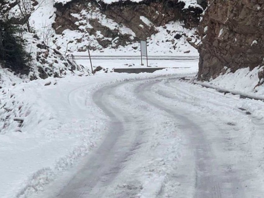 Reshjet e borës mbulojnë veriun, sa do të vazhdojë ‘dimri’ i tetorit?