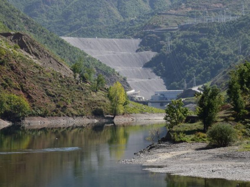 Thellohet skandali/ Prodhimi i energjisë elektrike në verë solli rënien nën mesataren historike të nivelit në liqenin e Fierzës