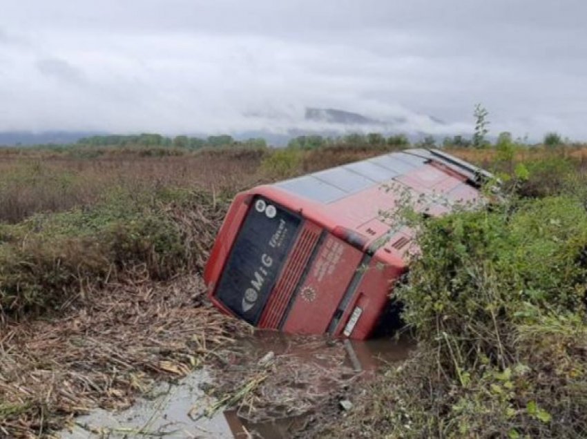 Përmbyset autobusi me punonjës në Manastir, pesë të lënduar