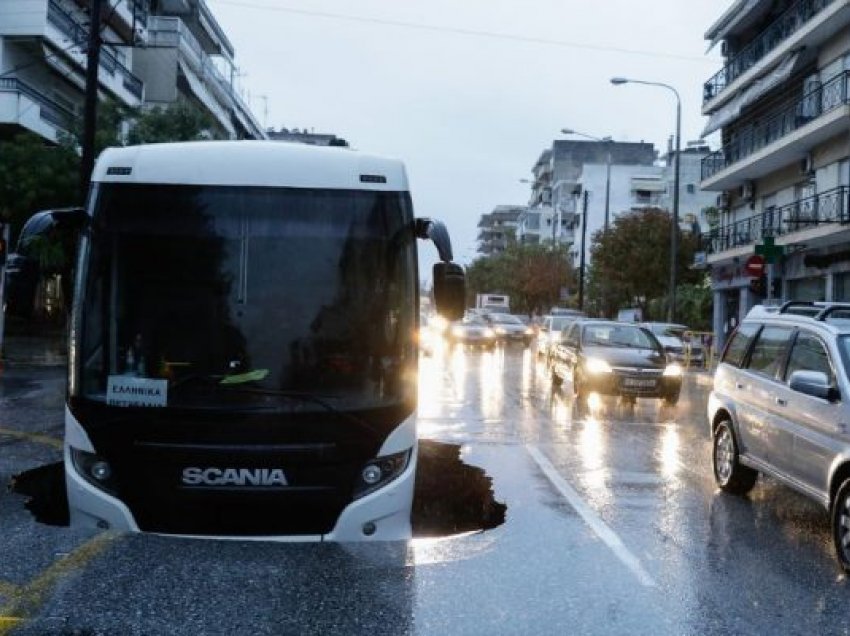 Hapet gropa në mes të rrugës, stuhia “gëlltit” autobusin