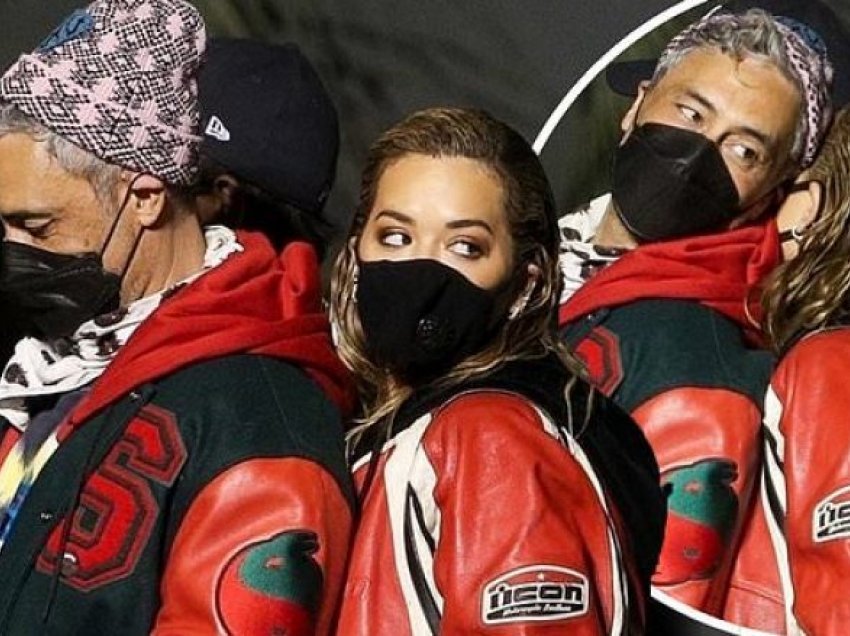 Rita Ora me të dashurin fotografohen duke pritur në radhë për koncertin e Rolling Stones