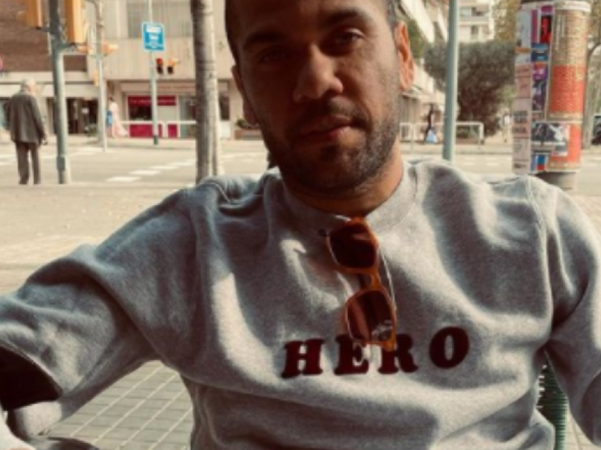 Dani Alves zbarkon në Barcelonë, a po rikthehet?