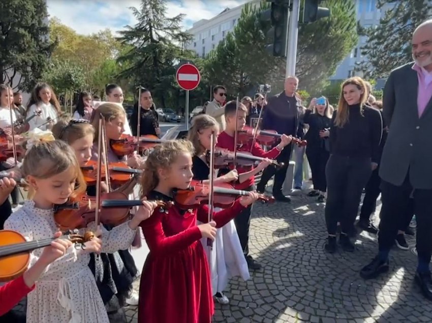 Panairi i artit në Tiranë/ Marrin pjesë nxënësit e shkollave artistike