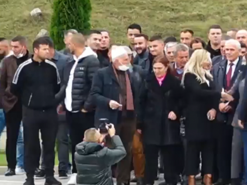 Familja Jashari para votimit bën homazhe në Prekaz