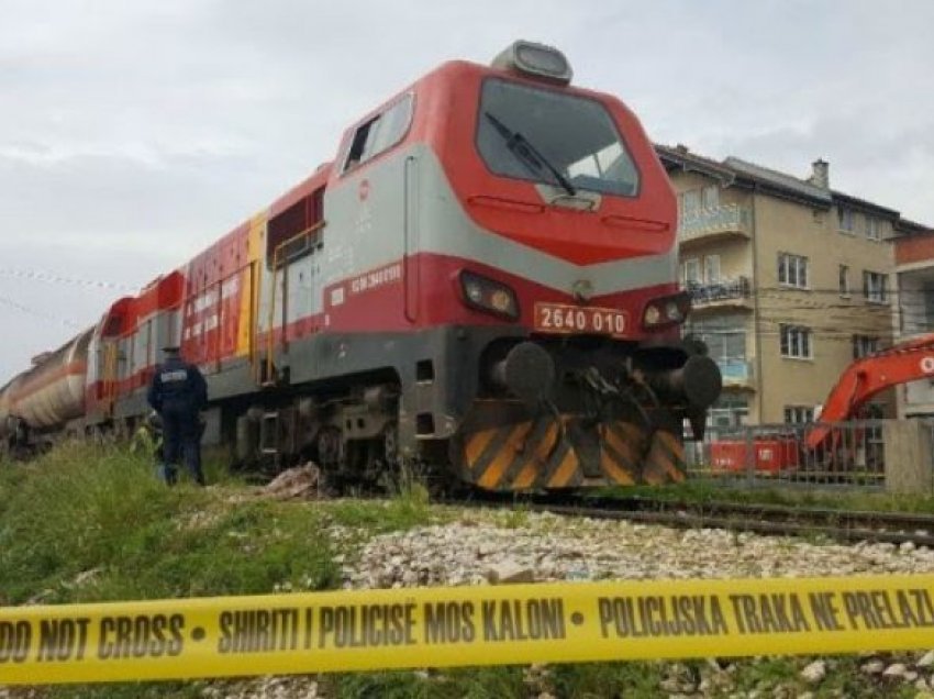 Treni godet një veturë në Klinë – lëndohet një person