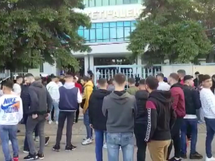 Të pavaksinuarit nxirren nga klasa/ Durrës, shumica e studentëve nuk kanë marrë dozën anti Covid